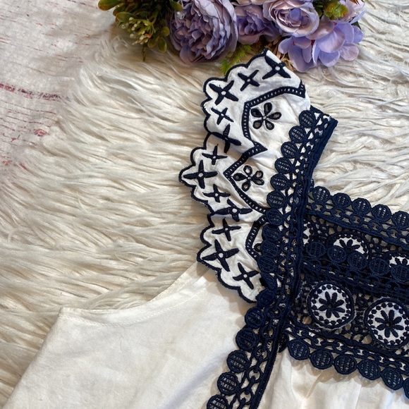 J. CREW Point Sur Eyelet Navy Crochet Trim Top sz XS - Picture 3 of 12